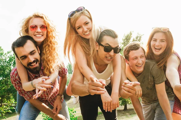 Bir grup arkadaş yaz parkında eğleniyor.