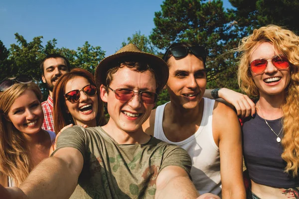 Bir grup arkadaş yaz parkında eğleniyor.