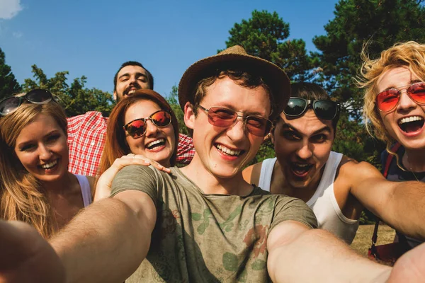 Bir grup arkadaş yaz parkında eğleniyor.