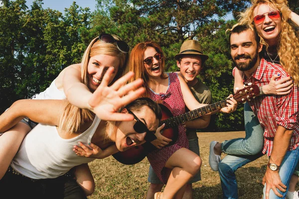 Bir grup arkadaş yaz parkında eğleniyor.
