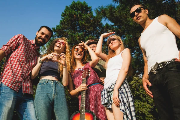 Bir grup arkadaş yaz parkında eğleniyor.