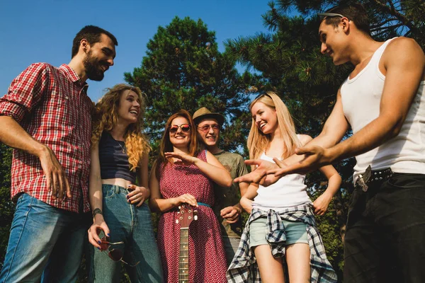 Bir grup arkadaş yaz parkında eğleniyor.