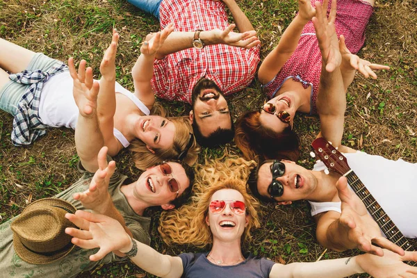 Bir grup arkadaş yaz parkında eğleniyor.