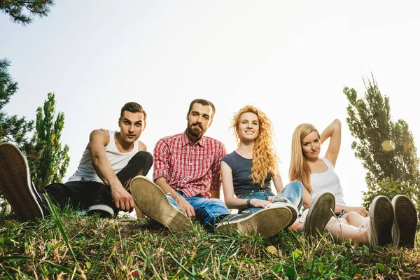 Gruppo Amici Che Divertono Parco Estivo — Foto Stock