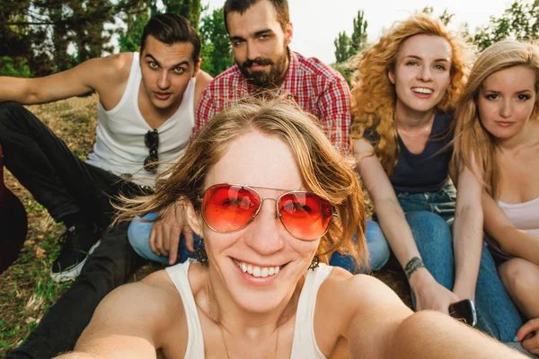 Bir grup arkadaş yaz parkında eğleniyor.