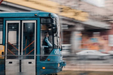 Belarus tramvayı hareket halinde. 