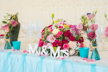 Düğün masası dekorasyonu. Bay ve Bayan imza ve çiçek süslemesi. 