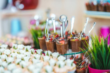 Yemek servisi, çikolata ve meyveli mus. 