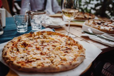 Restoranda İtalyan pizzası.