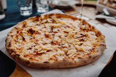 Restoranda İtalyan pizzası.