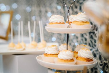 Üstünde beyaz krema olan tatlı çörekler.