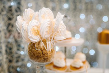 Meringue spiral tatlıları fotoğrafı kapatın