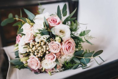 Taze çiçeklerden yapılmış düğün buketi - pembe ve beyaz güller buketi