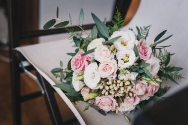 Taze çiçeklerden yapılmış düğün buketi - pembe ve beyaz güller buketi