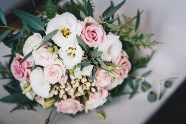 Taze çiçeklerden yapılmış düğün buketi - pembe ve beyaz güller buketi