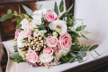 Taze çiçeklerden yapılmış düğün buketi - pembe ve beyaz güller buketi