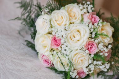 Taze çiçeklerden yapılmış düğün buketi - pembe ve beyaz güller buketi