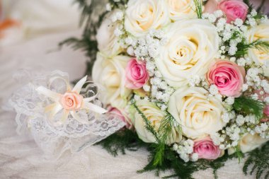 Taze çiçeklerden yapılmış düğün buketi - pembe ve beyaz güller buketi