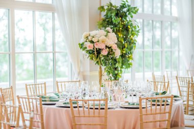 Özel bir etkinlik için taze çiçek masası dekorasyonu