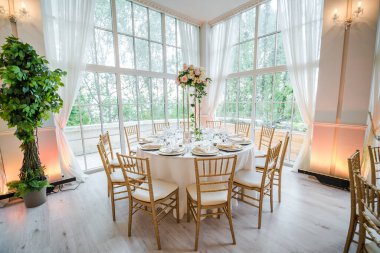 Özel bir etkinlik için taze çiçek masası dekorasyonu