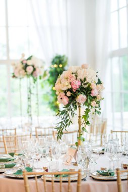 Lüks düğün masası dekorasyonu. Özel etkinlik masası kuruldu. Taze çiçek süslemesi.