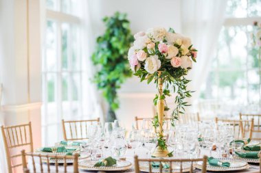 Lüks düğün masası dekorasyonu. Özel etkinlik masası kuruldu. Taze çiçek süslemesi.