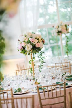 Lüks düğün masası dekorasyonu. Özel etkinlik masası kuruldu. Taze çiçek süslemesi.
