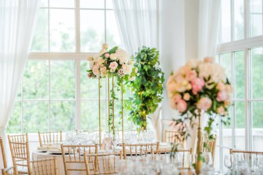 Lüks düğün masası dekorasyonu. Özel etkinlik masası kuruldu. Taze çiçek süslemesi.