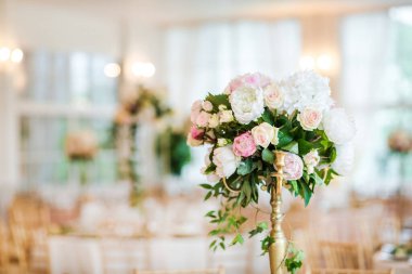 Lüks düğün masası dekorasyonu. Özel etkinlik masası kuruldu. Taze çiçek süslemesi.