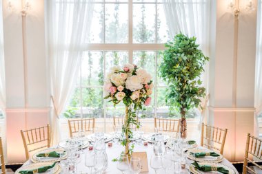 Lüks düğün masası dekorasyonu. Özel etkinlik masası kuruldu. Taze çiçek süslemesi.