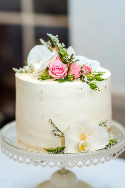 Gâteau Mariage Crème Blanche Avec Décoration Fleurs Dessus — Photo