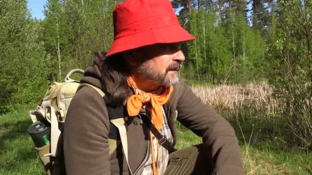 아침에 성숙한 남자 관광 탐색기 보고 자연 숲 늪의 미소 — 비디오