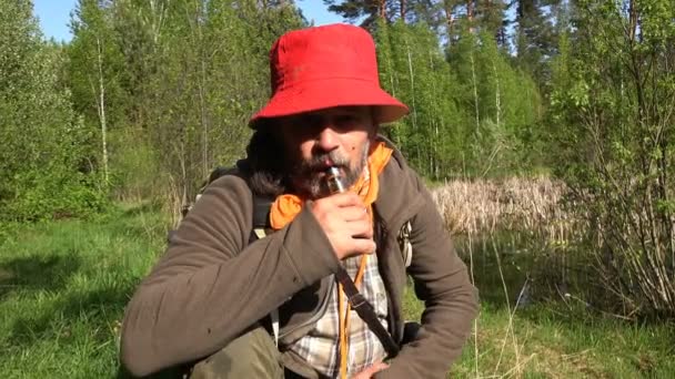 Starší muž vydechování kouře z zvlhčovač vzduchu v přírodě lesní bažiny v ranní — Stock video