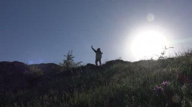 Olgun adam Hiking Güneş doğa ile çevrili dağ ardında bir selfie alır