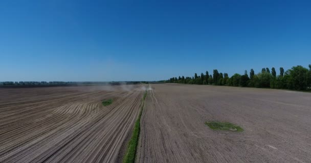 Вид Воздуха Трактор Обрабатывает Землю Поле Сбора Урожая Пыль — стоковое видео