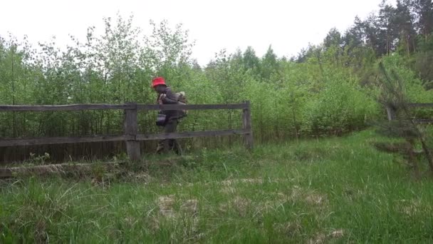 Mogen Skäggig Man Traveler Lycklig Träffa Vänner Skogen Med Ryggsäck — Stockvideo