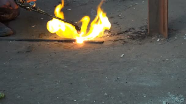 Trabajador Fábrica Enciende Manualmente Metal Soldadura Acero Corte Antorcha Ajusta — Vídeo de stock