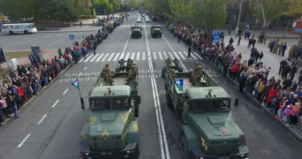 Mykolaiv 乌克兰 2018年2月2日 军用卡车和悍马到城市的主广场 空中观看两辆卡车与战士和大枪 — 图库视频影像