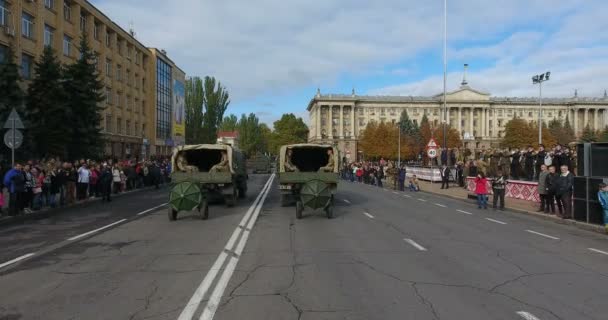 ムィコラーイウ ウクライナ 2018 航空写真ビュー軍事パレード 軍用トラックを運ぶ大規模な迫撃砲 兵士は車の後ろに座っています — ストック動画