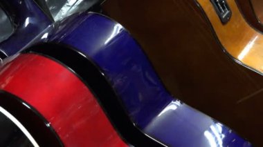 Tozlu gitar Store farklı renkteki bir satırda, dur. Müzik dükkanı