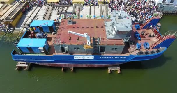 Mykolaiv 乌克兰 2018年3月29日 造船场鸟瞰图 推出新的内河拖轮的盛宴 — 图库视频影像