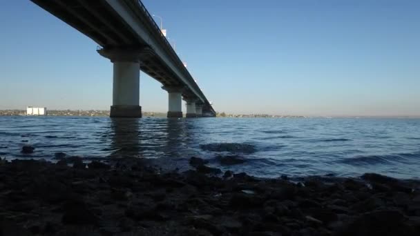 Vue Bas Sur Grand Pont Automobile Dessus Rivière — Video