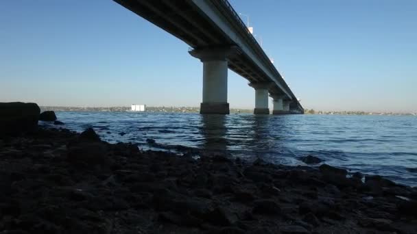 Vista Inferior Sobre Grande Ponte Automóvel Sobre Rio — Vídeo de Stock