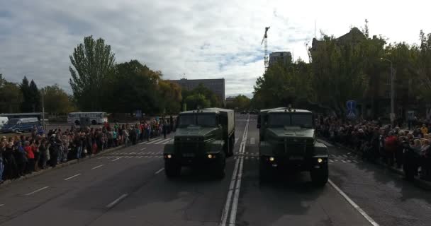 Mykolaiv 乌克兰 2018年2月2日 军用卡车和悍马到城市的主广场 空中观看军事装甲的人员载体在游行在路中间 — 图库视频影像