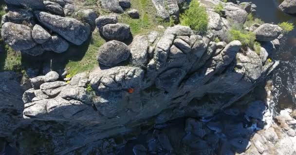 Bergsteiger Klettert Auf Senkrechten Felsen Luftaufnahmen Eines Bergsteigers Der Einer — Stockvideo