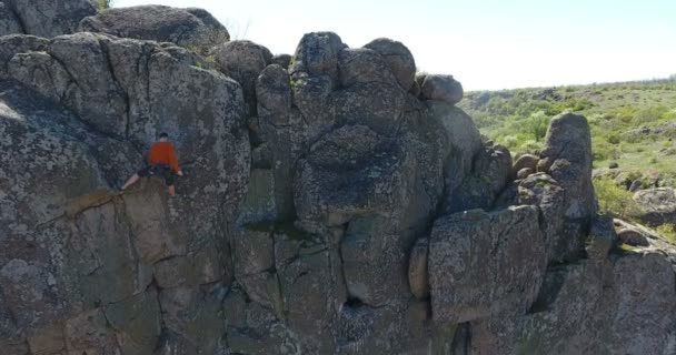 Climberman Grimpe Sur Rocher Vertical Images Aériennes Flottantes Lisses Alpiniste — Video