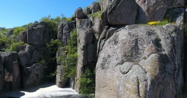 在快速河峡谷中鸟瞰大花岗岩巨石和岩石 — 图库视频影像