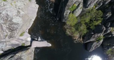 Havadan görünümü büyük granit kayalar ve hızlı bir nehir ile derin kanyon kayalarda