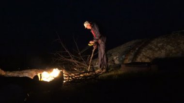Olgun adam sonları ve geceleri kuru Dağları'nda şenlik ateşi için ağaç dalı keser. Aktif insanlar Traveler