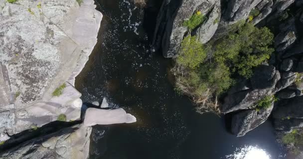 空撮大きな花崗岩の岩と高速な川と深い峡谷の岩 — ストック動画